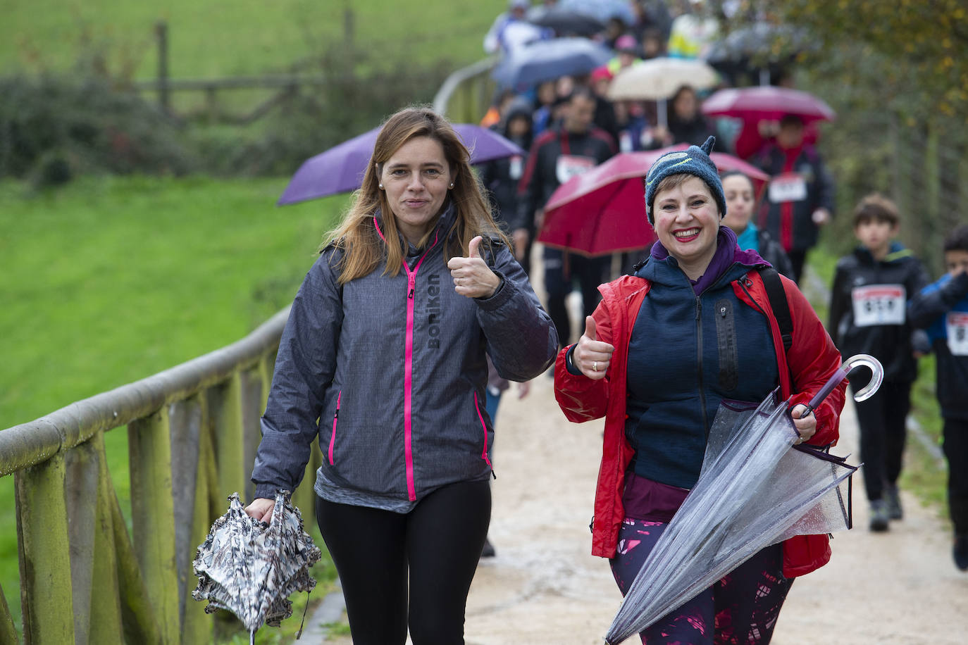 Ha llovido mucho, pero eso no mermó los ánimos de los participantes en la Marcha Familiar Solidaria de EL COMERCIO, organizada este año en beneficio de la asociación Galbán, dedicada a apoyar a familias de niños con cáncer.