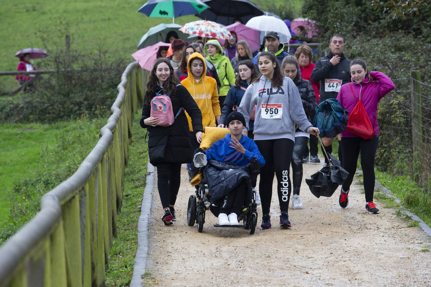 Ha llovido mucho, pero eso no mermó los ánimos de los participantes en la Marcha Familiar Solidaria de EL COMERCIO, organizada este año en beneficio de la asociación Galbán, dedicada a apoyar a familias de niños con cáncer.