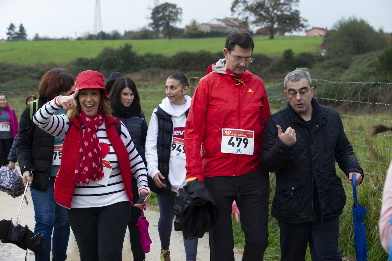 Ha llovido mucho, pero eso no mermó los ánimos de los participantes en la Marcha Familiar Solidaria de EL COMERCIO, organizada este año en beneficio de la asociación Galbán, dedicada a apoyar a familias de niños con cáncer.