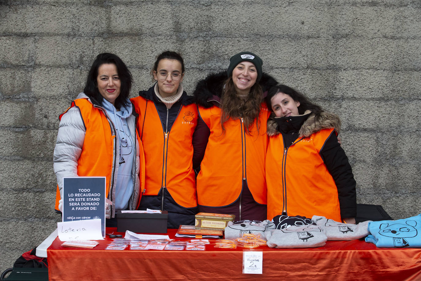 Ha llovido mucho, pero eso no mermó los ánimos de los participantes en la Marcha Familiar Solidaria de EL COMERCIO, organizada este año en beneficio de la asociación Galbán, dedicada a apoyar a familias de niños con cáncer.