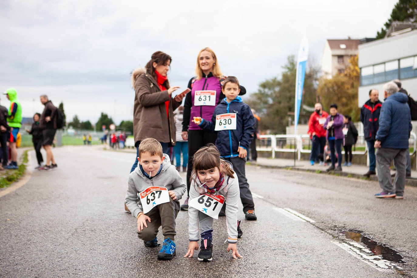 Ha llovido mucho, pero eso no mermó los ánimos de los participantes en la Marcha Familiar Solidaria de EL COMERCIO, organizada este año en beneficio de la asociación Galbán, dedicada a apoyar a familias de niños con cáncer.