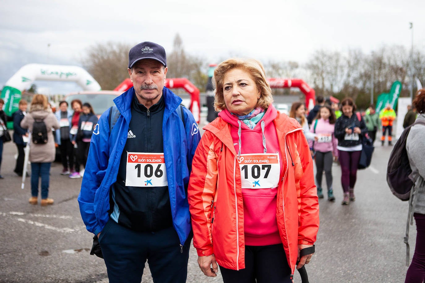 Ha llovido mucho, pero eso no mermó los ánimos de los participantes en la Marcha Familiar Solidaria de EL COMERCIO, organizada este año en beneficio de la asociación Galbán, dedicada a apoyar a familias de niños con cáncer.