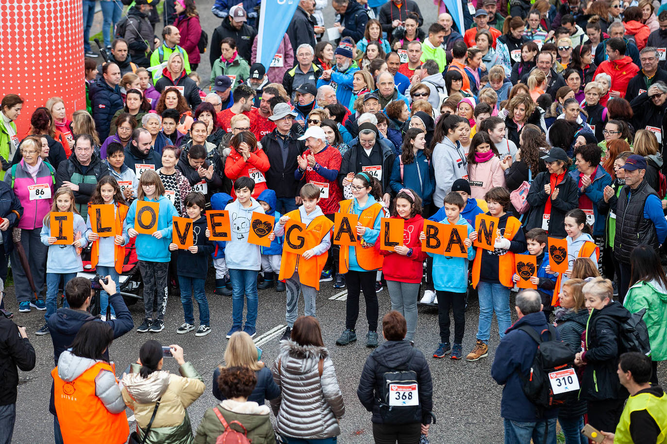 Ha llovido mucho, pero eso no mermó los ánimos de los participantes en la Marcha Familiar Solidaria de EL COMERCIO, organizada este año en beneficio de la asociación Galbán, dedicada a apoyar a familias de niños con cáncer.