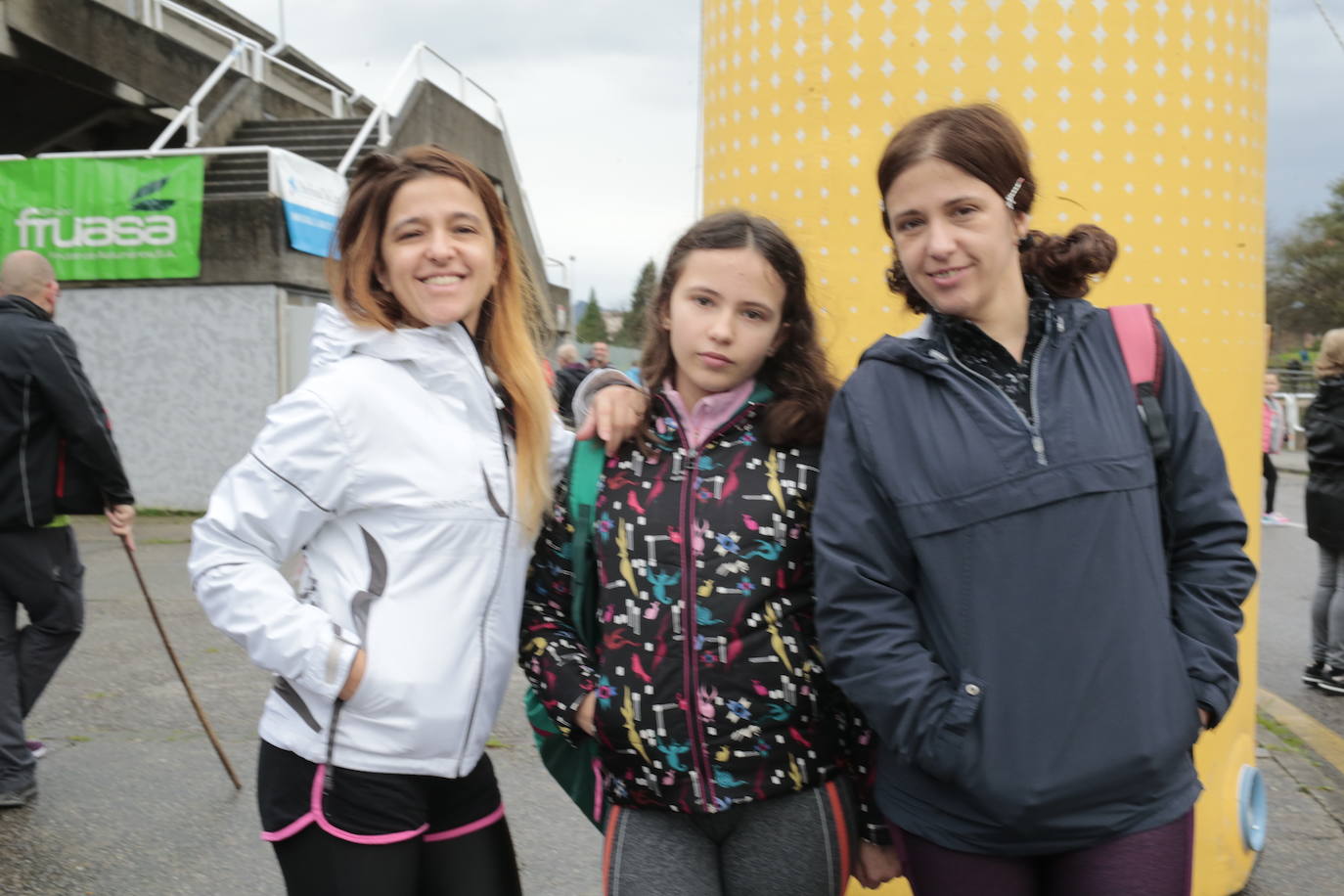 Ha llovido mucho, pero eso no mermó los ánimos de los participantes en la Marcha Familiar Solidaria de EL COMERCIO, organizada este año en beneficio de la asociación Galbán, dedicada a apoyar a familias de niños con cáncer.