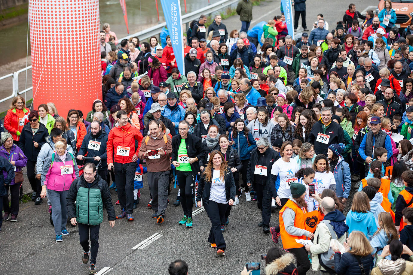 Ha llovido mucho, pero eso no mermó los ánimos de los participantes en la Marcha Familiar Solidaria de EL COMERCIO, organizada este año en beneficio de la asociación Galbán, dedicada a apoyar a familias de niños con cáncer.