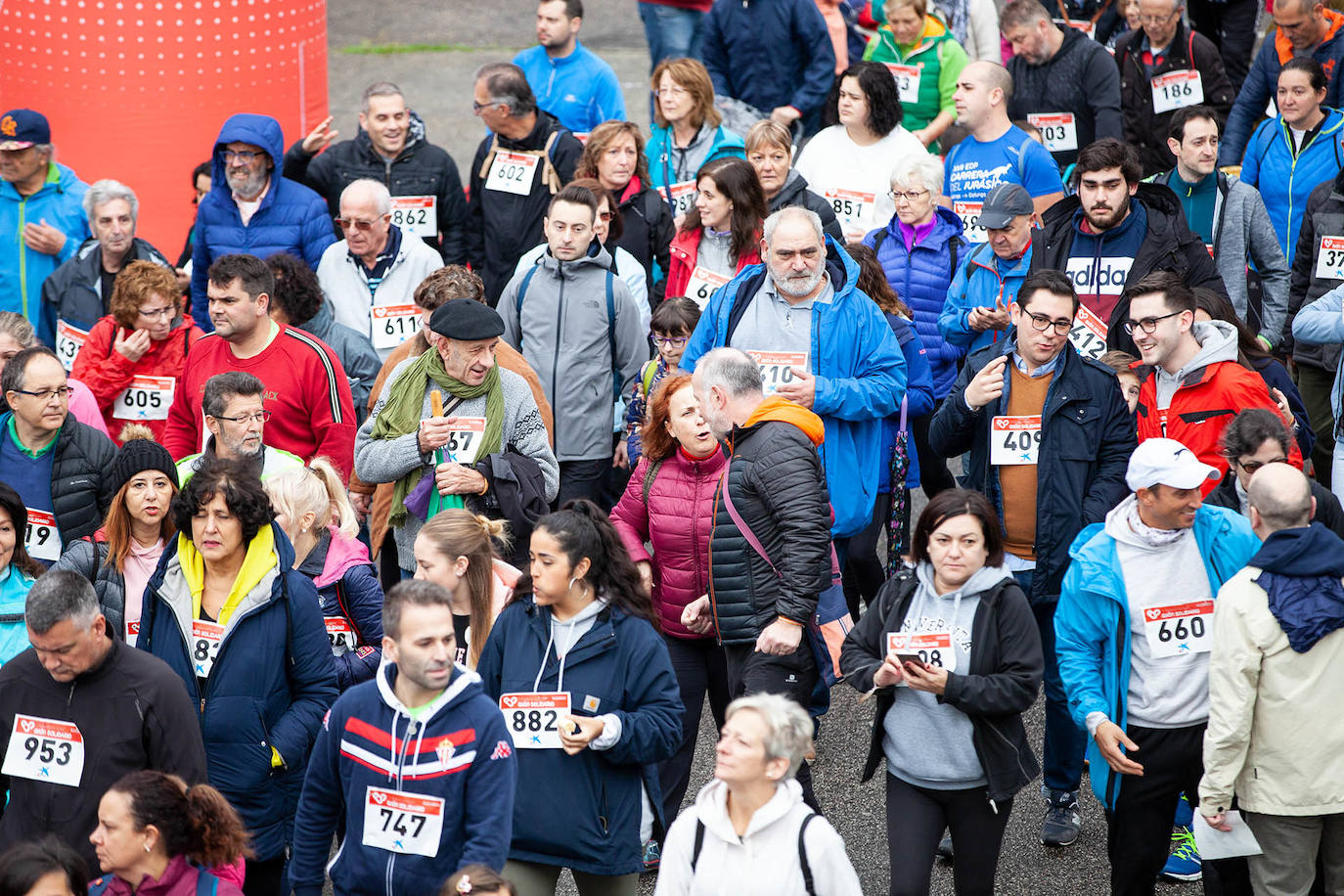 Ha llovido mucho, pero eso no mermó los ánimos de los participantes en la Marcha Familiar Solidaria de EL COMERCIO, organizada este año en beneficio de la asociación Galbán, dedicada a apoyar a familias de niños con cáncer.