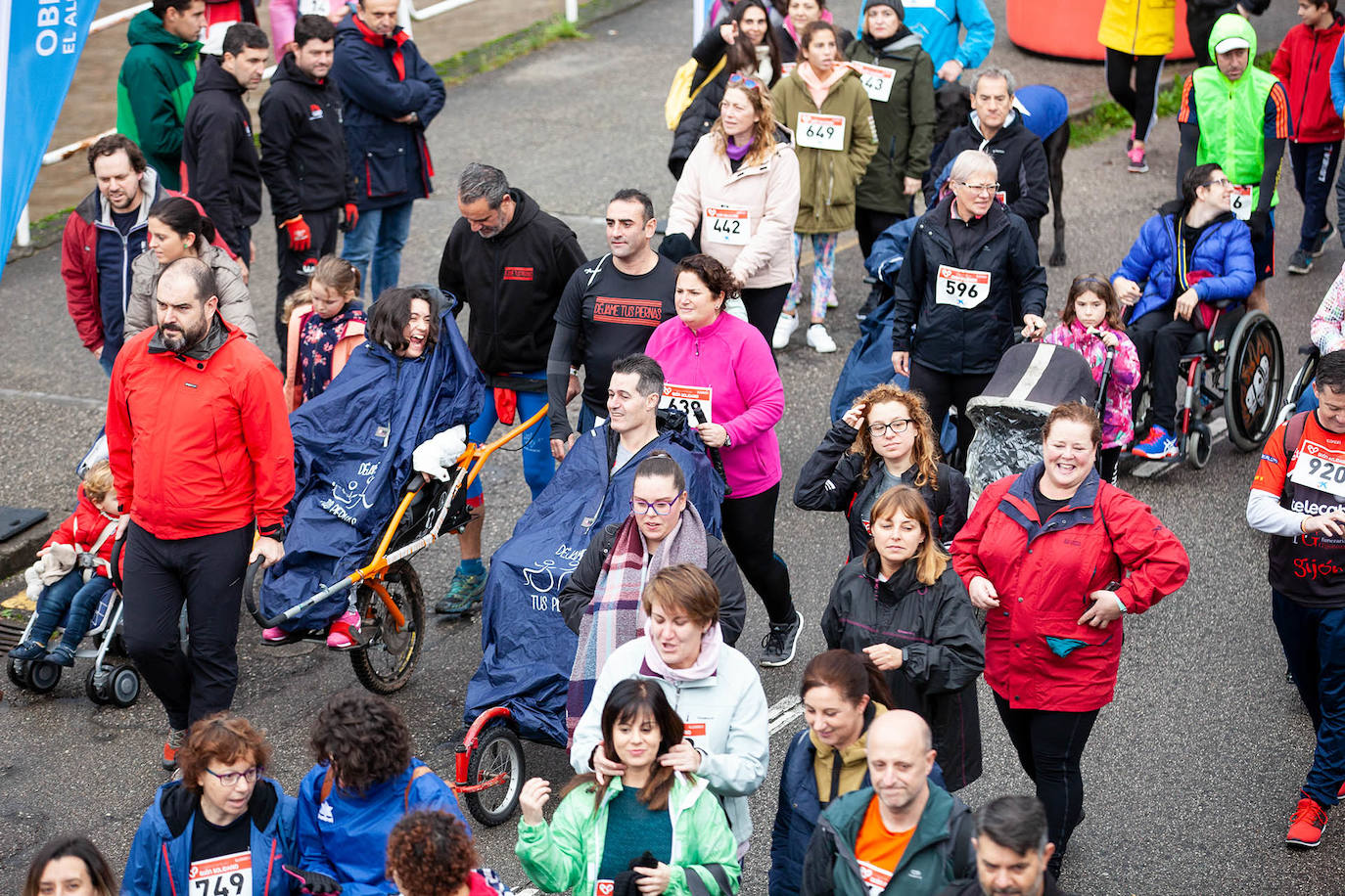 Ha llovido mucho, pero eso no mermó los ánimos de los participantes en la Marcha Familiar Solidaria de EL COMERCIO, organizada este año en beneficio de la asociación Galbán, dedicada a apoyar a familias de niños con cáncer.