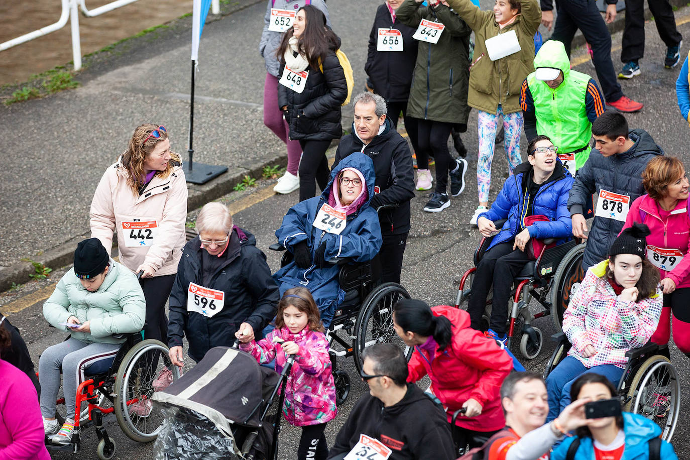 Ha llovido mucho, pero eso no mermó los ánimos de los participantes en la Marcha Familiar Solidaria de EL COMERCIO, organizada este año en beneficio de la asociación Galbán, dedicada a apoyar a familias de niños con cáncer.