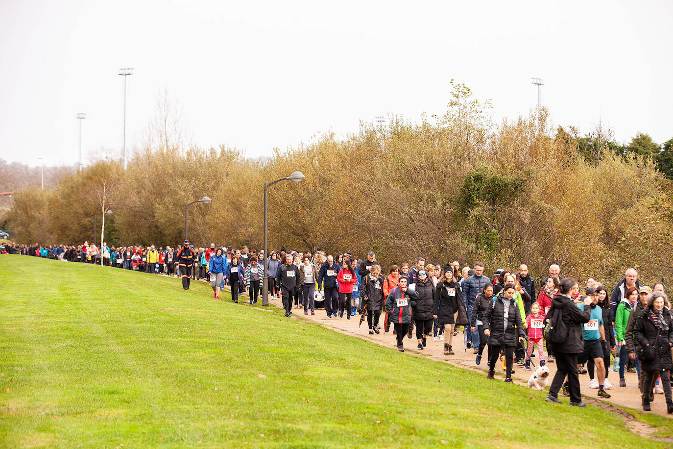 Ha llovido mucho, pero eso no mermó los ánimos de los participantes en la Marcha Familiar Solidaria de EL COMERCIO, organizada este año en beneficio de la asociación Galbán, dedicada a apoyar a familias de niños con cáncer.