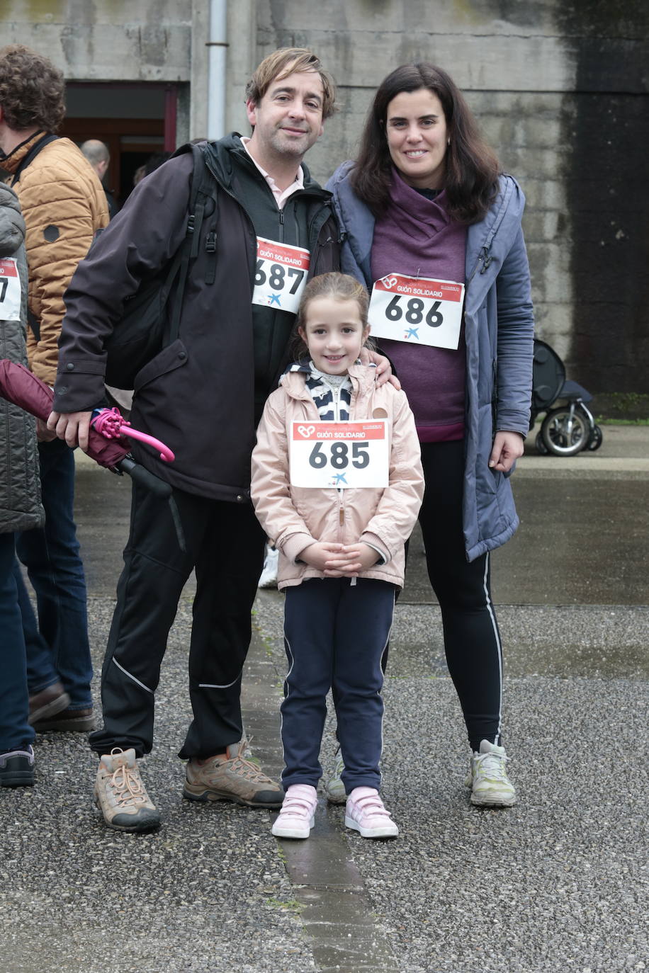 Ha llovido mucho, pero eso no mermó los ánimos de los participantes en la Marcha Familiar Solidaria de EL COMERCIO, organizada este año en beneficio de la asociación Galbán, dedicada a apoyar a familias de niños con cáncer.