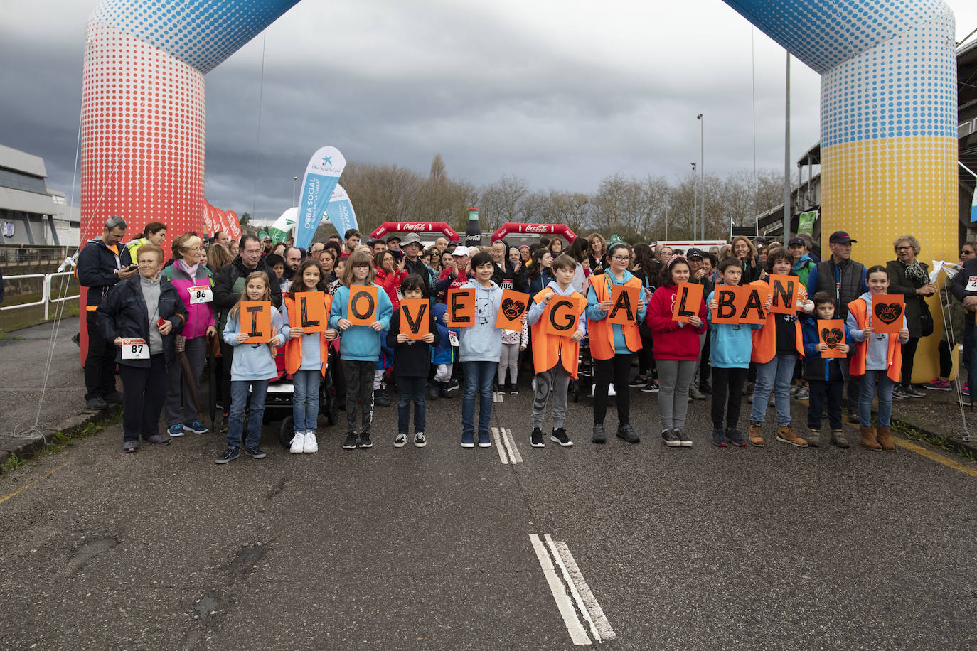 Ha llovido mucho, pero eso no mermó los ánimos de los participantes en la Marcha Familiar Solidaria de EL COMERCIO, organizada este año en beneficio de la asociación Galbán, dedicada a apoyar a familias de niños con cáncer.