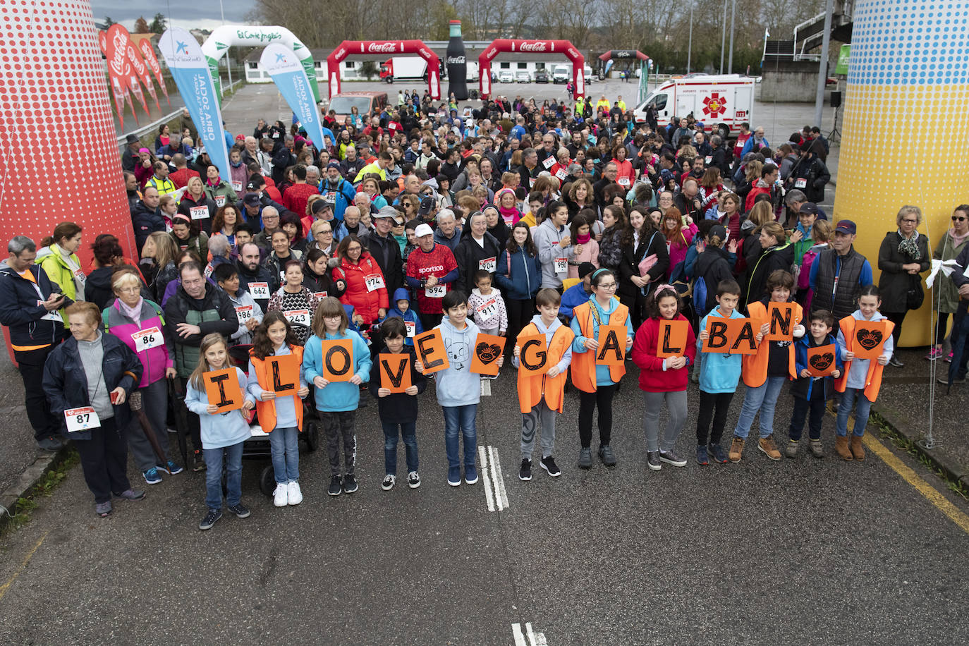 Ha llovido mucho, pero eso no mermó los ánimos de los participantes en la Marcha Familiar Solidaria de EL COMERCIO, organizada este año en beneficio de la asociación Galbán, dedicada a apoyar a familias de niños con cáncer.