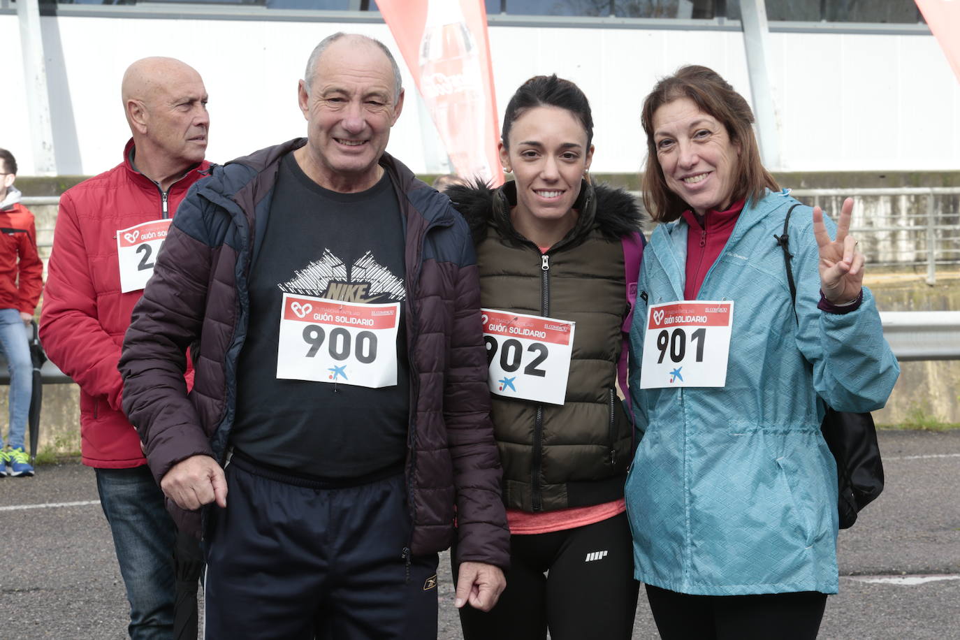 Ha llovido mucho, pero eso no mermó los ánimos de los participantes en la Marcha Familiar Solidaria de EL COMERCIO, organizada este año en beneficio de la asociación Galbán, dedicada a apoyar a familias de niños con cáncer.