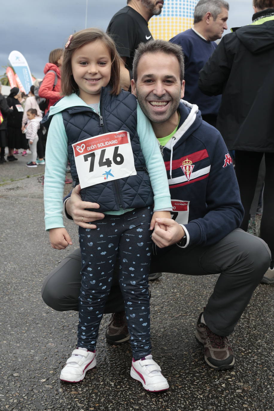 Ha llovido mucho, pero eso no mermó los ánimos de los participantes en la Marcha Familiar Solidaria de EL COMERCIO, organizada este año en beneficio de la asociación Galbán, dedicada a apoyar a familias de niños con cáncer.