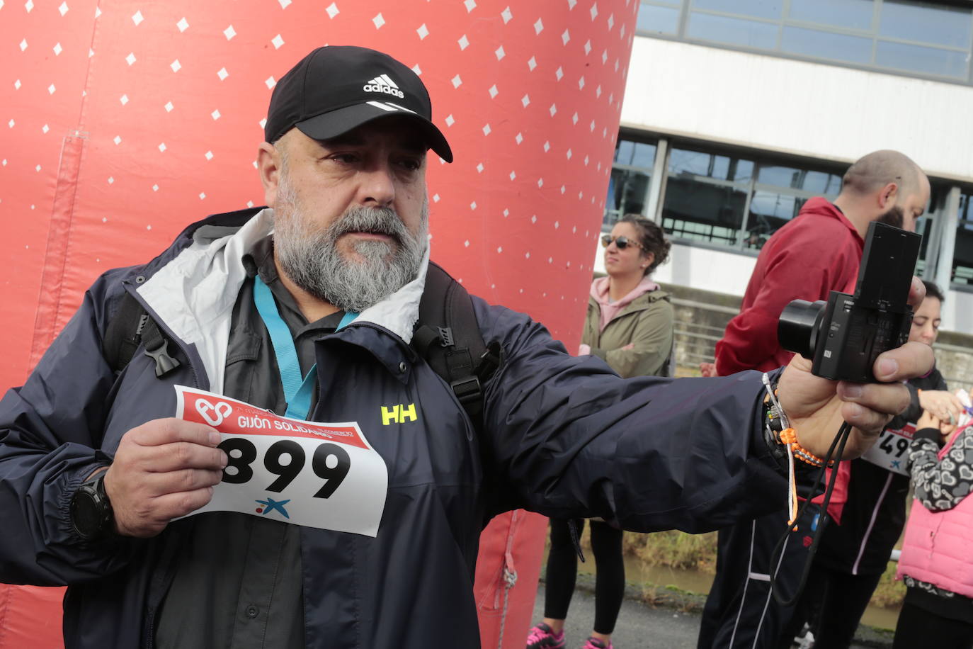 Ha llovido mucho, pero eso no mermó los ánimos de los participantes en la Marcha Familiar Solidaria de EL COMERCIO, organizada este año en beneficio de la asociación Galbán, dedicada a apoyar a familias de niños con cáncer.