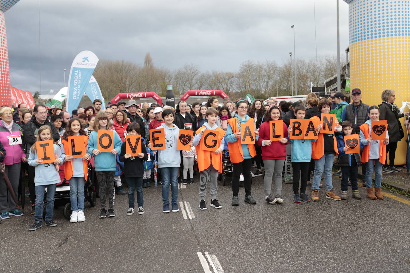 Ha llovido mucho, pero eso no mermó los ánimos de los participantes en la Marcha Familiar Solidaria de EL COMERCIO, organizada este año en beneficio de la asociación Galbán, dedicada a apoyar a familias de niños con cáncer.