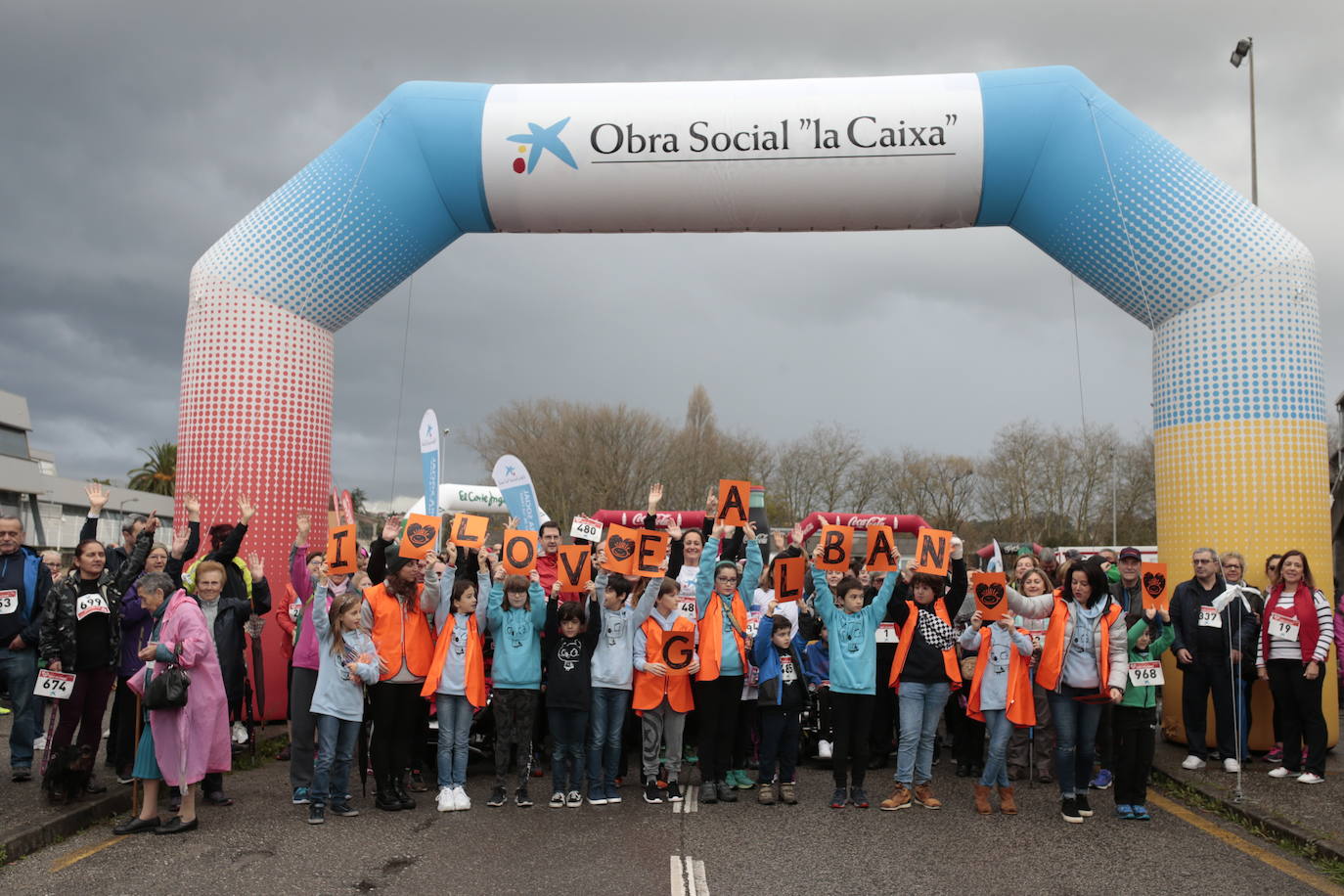 Ha llovido mucho, pero eso no mermó los ánimos de los participantes en la Marcha Familiar Solidaria de EL COMERCIO, organizada este año en beneficio de la asociación Galbán, dedicada a apoyar a familias de niños con cáncer.