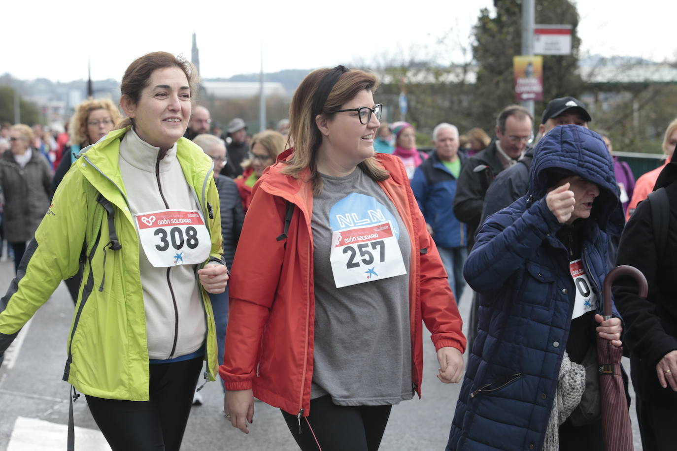 Ha llovido mucho, pero eso no mermó los ánimos de los participantes en la Marcha Familiar Solidaria de EL COMERCIO, organizada este año en beneficio de la asociación Galbán, dedicada a apoyar a familias de niños con cáncer.