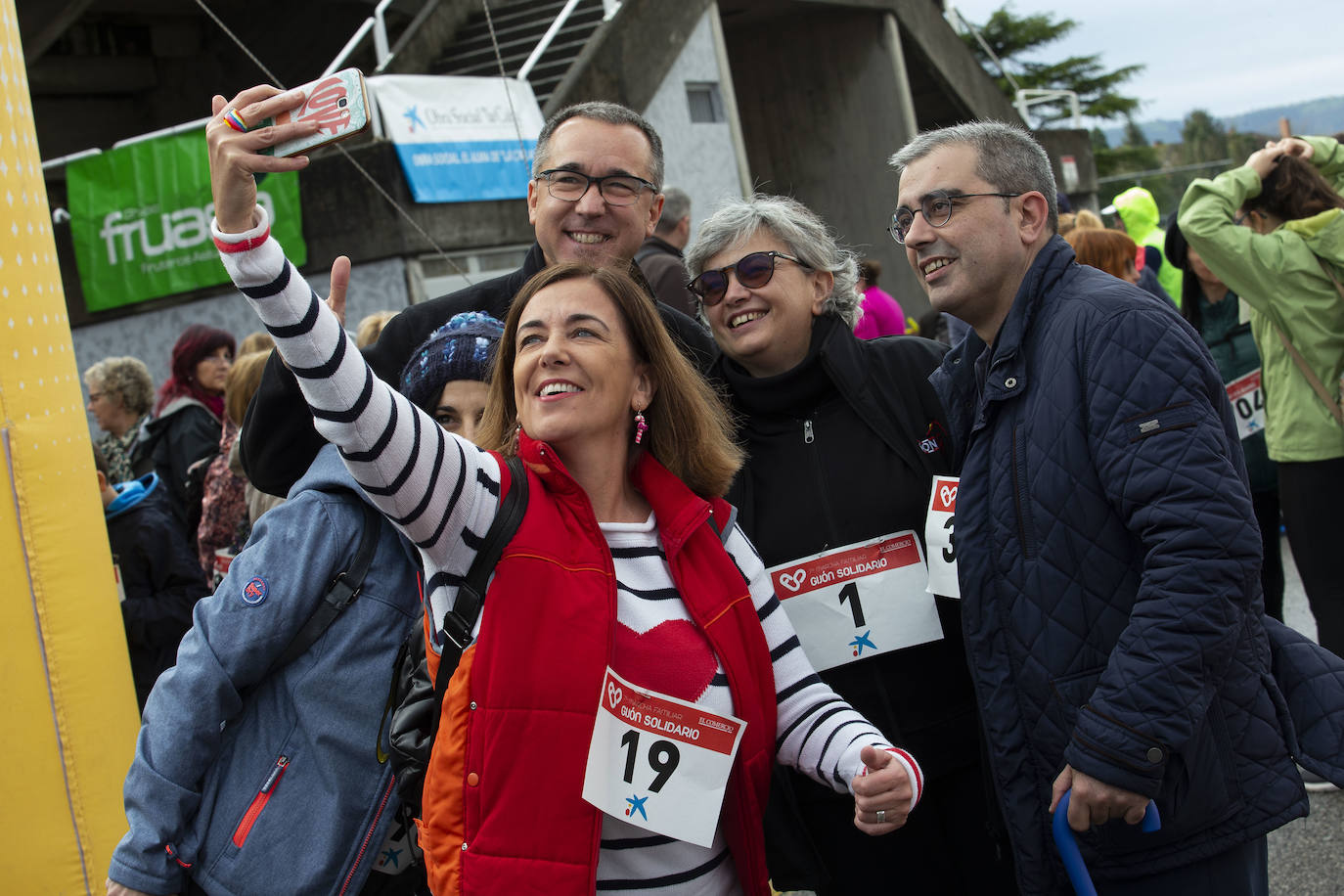 Ha llovido mucho, pero eso no mermó los ánimos de los participantes en la Marcha Familiar Solidaria de EL COMERCIO, organizada este año en beneficio de la asociación Galbán, dedicada a apoyar a familias de niños con cáncer.