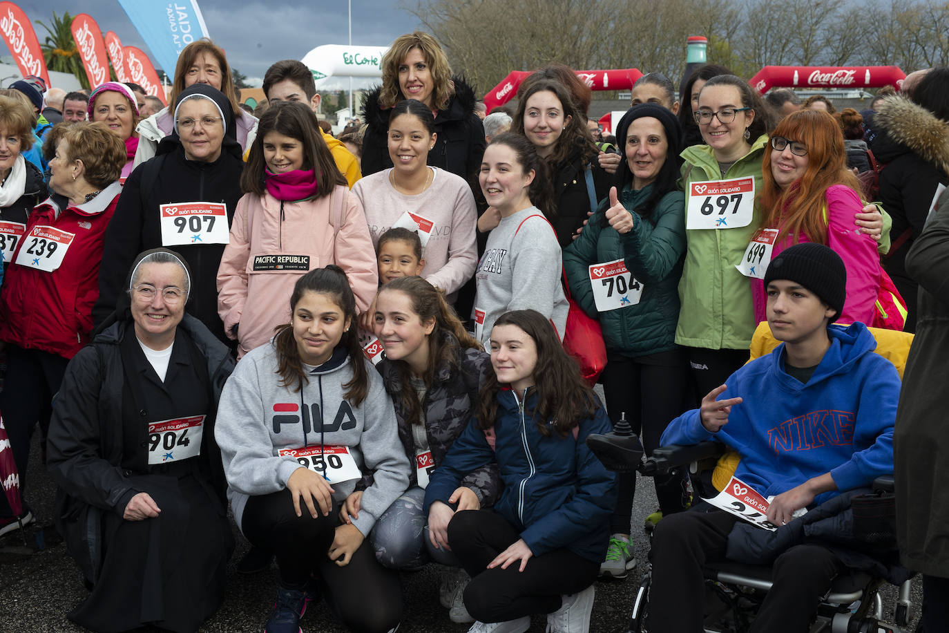 Ha llovido mucho, pero eso no mermó los ánimos de los participantes en la Marcha Familiar Solidaria de EL COMERCIO, organizada este año en beneficio de la asociación Galbán, dedicada a apoyar a familias de niños con cáncer.