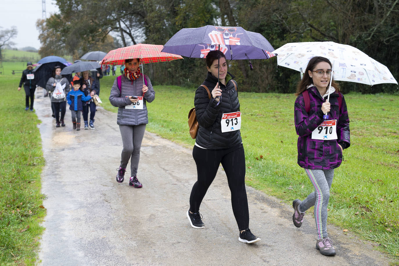 Ha llovido mucho, pero eso no mermó los ánimos de los participantes en la Marcha Familiar Solidaria de EL COMERCIO, organizada este año en beneficio de la asociación Galbán, dedicada a apoyar a familias de niños con cáncer.