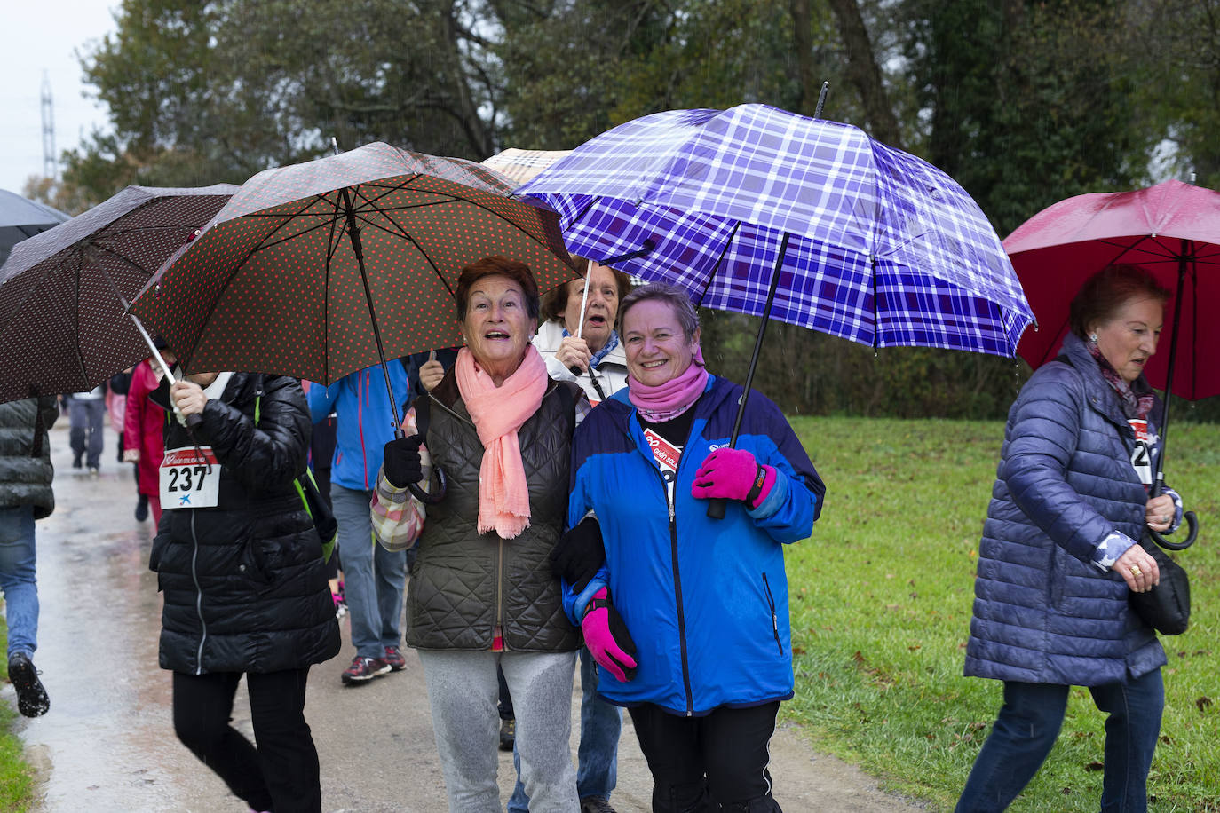 Ha llovido mucho, pero eso no mermó los ánimos de los participantes en la Marcha Familiar Solidaria de EL COMERCIO, organizada este año en beneficio de la asociación Galbán, dedicada a apoyar a familias de niños con cáncer.