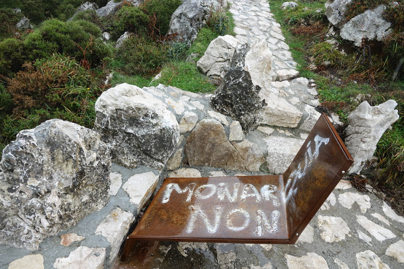 El Parque Nacional de los Picos de Europa ha presentado una denuncia ante la Guardia Civil tras detectar pintadas y destrozos en el balcón con vistas a la vega y el lago Enol.