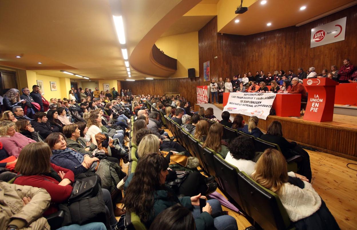 El salón de actos de UGT en Oviedo acogió ayer la multitudinaria asamblea de trabajadores. 