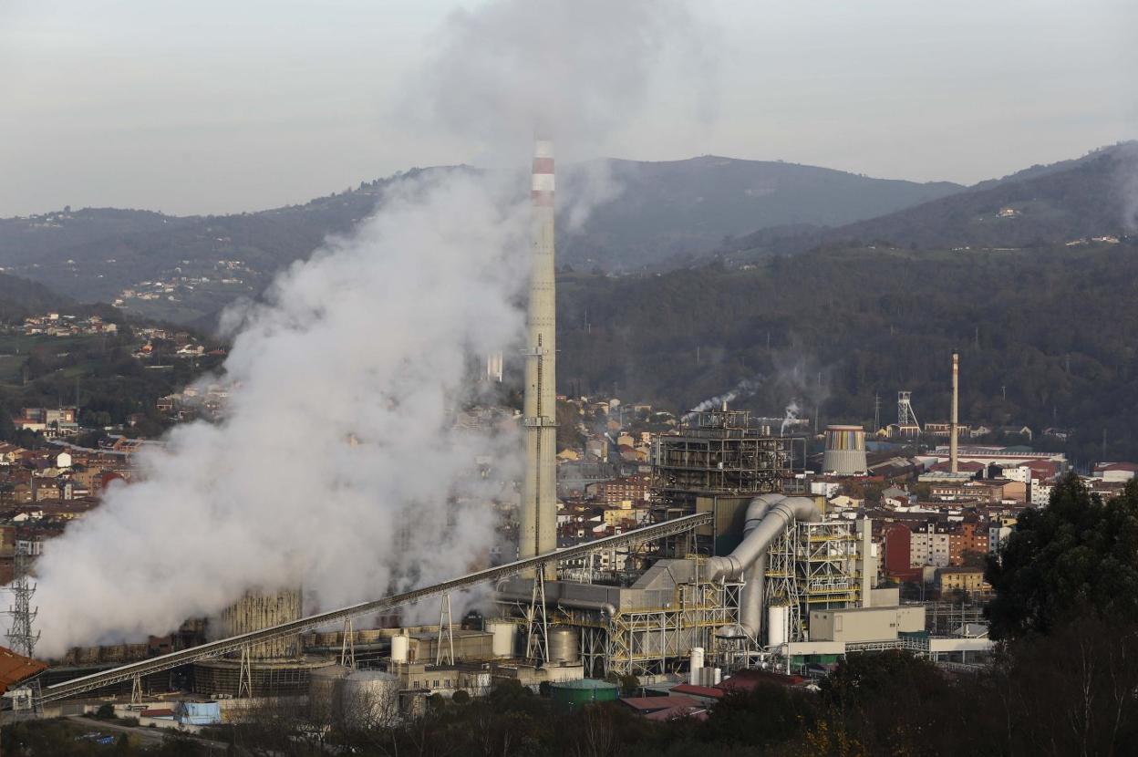 La central térmica de Lada, que pretende cerrar Iberdrola, encajonada en el valle. 