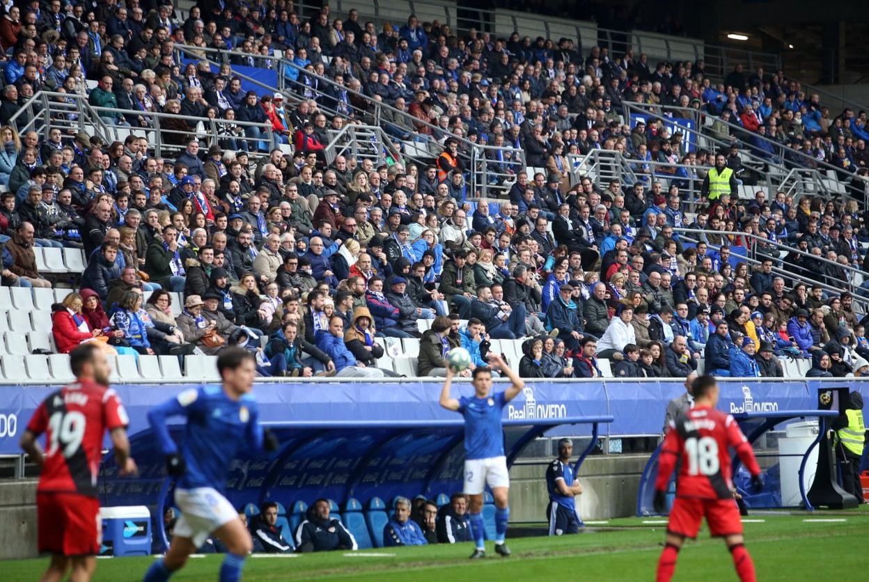 El frío y la lluvia influyeron en la escasa afluencia de público al Tartiere. 