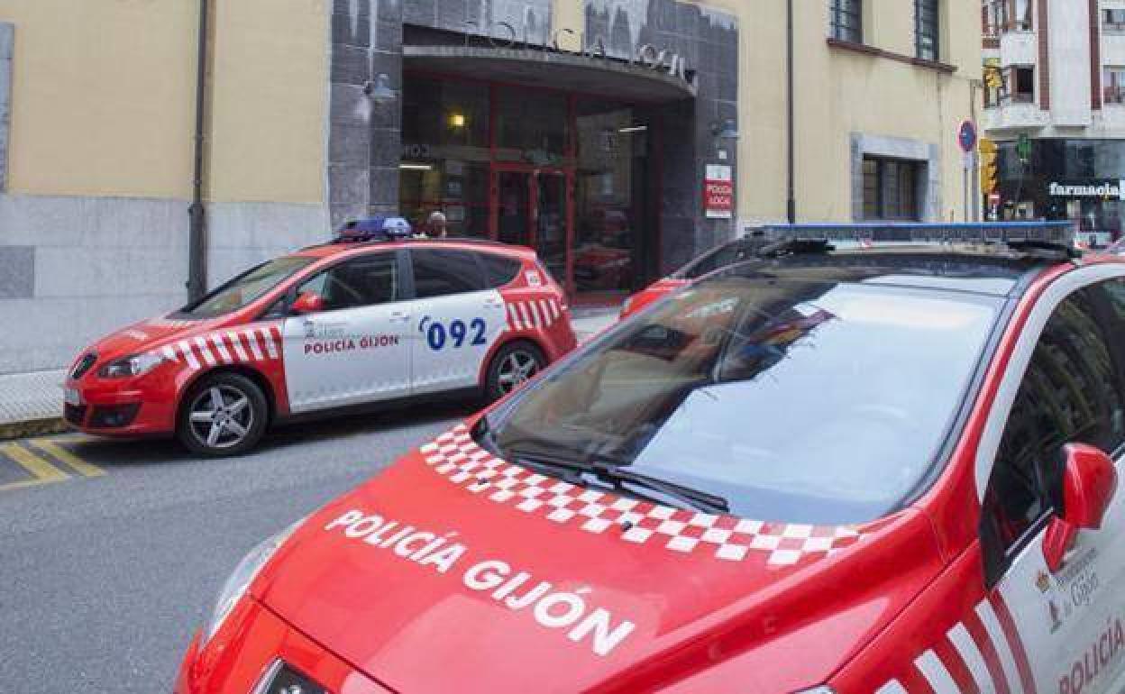 Detenidos en Gijón, tras prestarle un coche eléctrico de alquiler a un amigo sin carné y tener un accidente