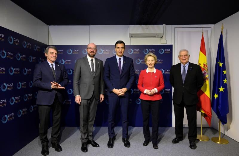 Pedro Sánchez (c) junto a su ministro de Exteriores, Josep Borrell (d), el presidente del Consejo Europeo, Charles Michel (2i), la presidenta de la Comisión Europea, Ursula von der Leyen (2d) y el presidente del Parlamento Europeo, David Sassoli (i).