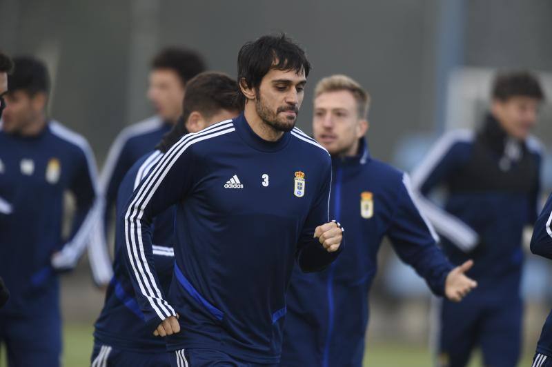 Los jugadores del Real Oviedo han entrenado este martes para intentar ganar los tres puntos en la próxima jornada contra el Alcorcón. 