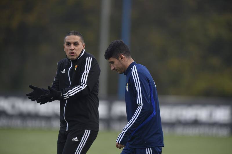 Los jugadores del Real Oviedo han entrenado este martes para intentar ganar los tres puntos en la próxima jornada contra el Alcorcón. 