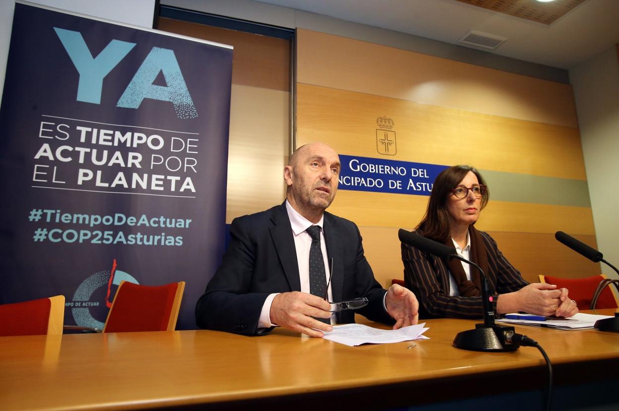 Juan Cofiño y Nieves Roqueñí, ayer, durante su comparecencia en la sede de la Presidencia del Principado. 