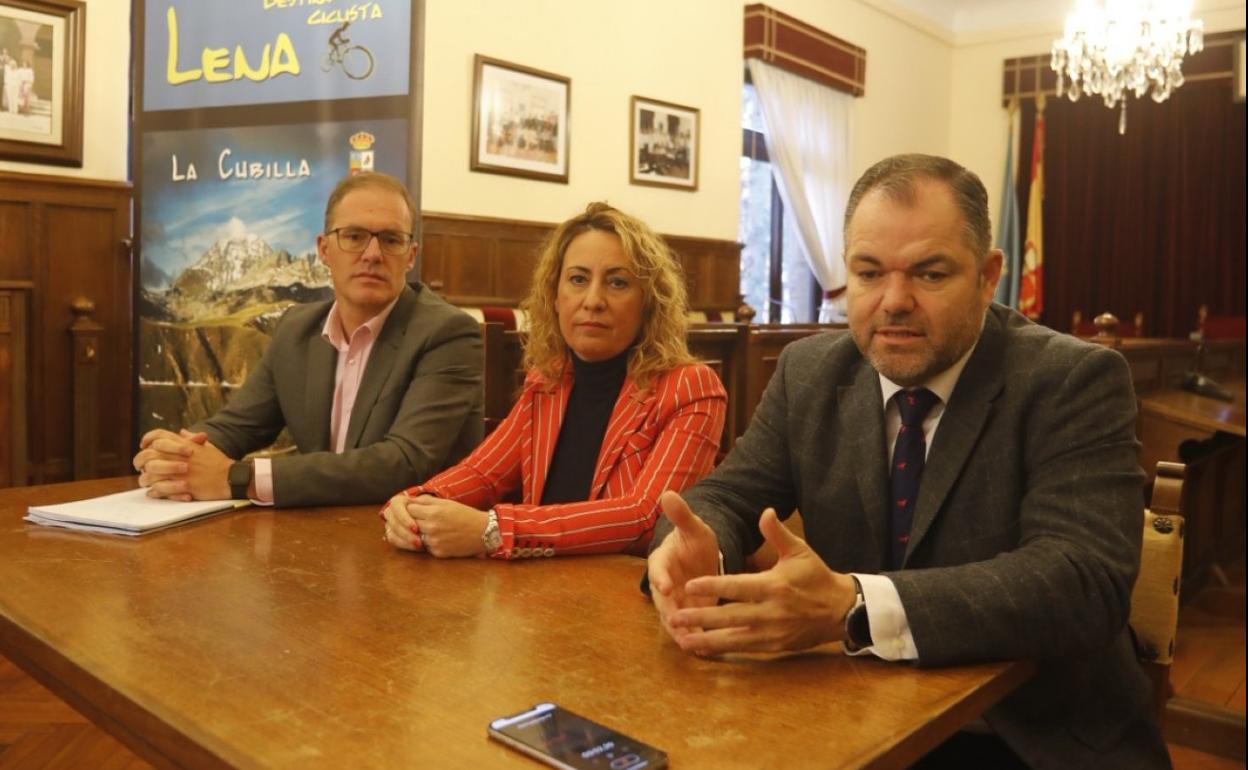 Nacho Iglesias, la alcaldesa de Lena, Gema Álvarez, y Carlos Paniceres, en Pola de Lena. 