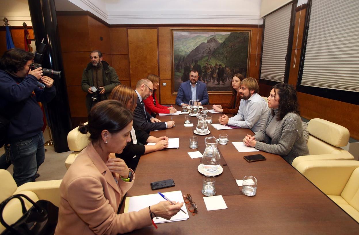 Adrián Barbón preside la primera reunión negociadora entre el PSOE y Podemos, el 19 de noviembre. 