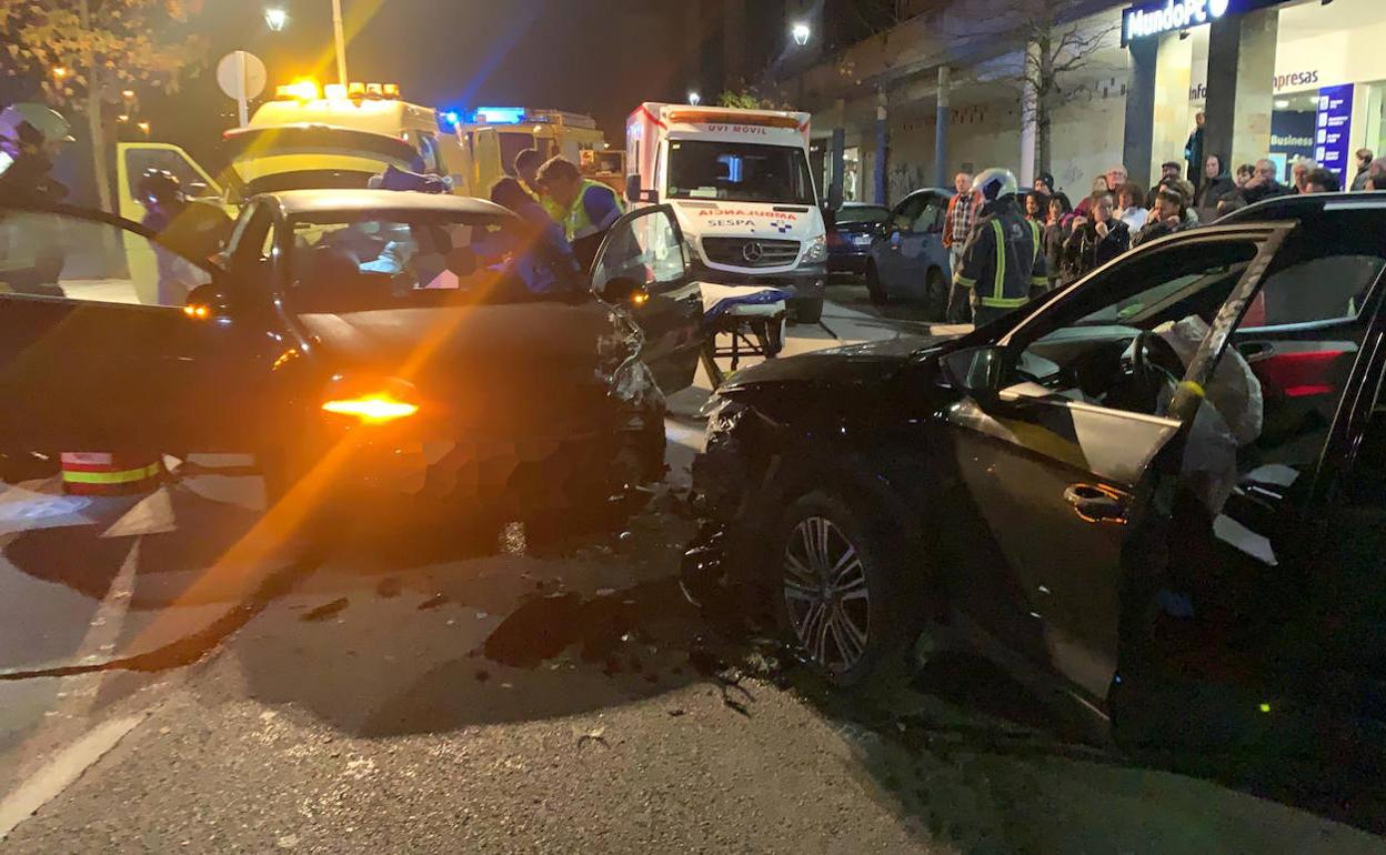 Un conductor herido tras un choque frontal entre dos vehículos en el centro de Langreo