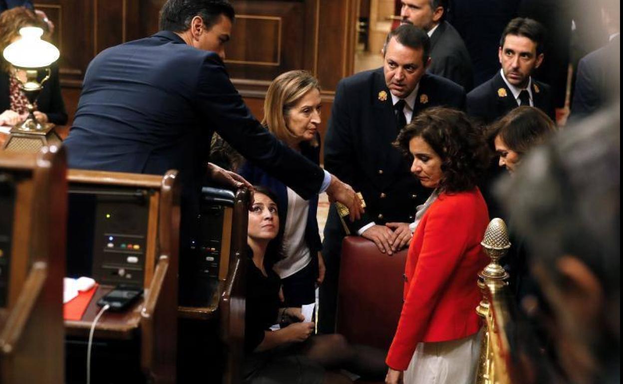 Adriana Lastra se tropieza y cae al suelo cuando iba a votar