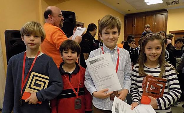 Saúl Díez, Érik Bernardo, Eloy Oro y Carla Pastur, podio sub 10 
