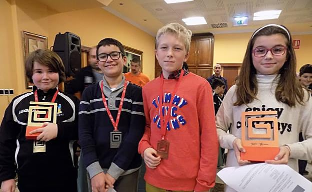 Nano Carrio, Aitor Valeiro, Enol Morán e Irene Yáñez, podio sub 12. 