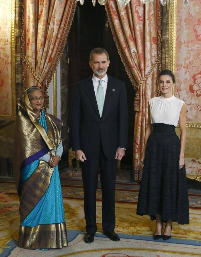 La Reina Letizia impresionó con su look elegido para la recepción de los invitados a la conferencia sobre el Cambio Climático. Un estilismo que integraba una falda de H&M Conscious reciclada, que combinó a la perfección con una blusa blanca de Hugo Boss y unos stilettos negros de Manolo Blahnik.