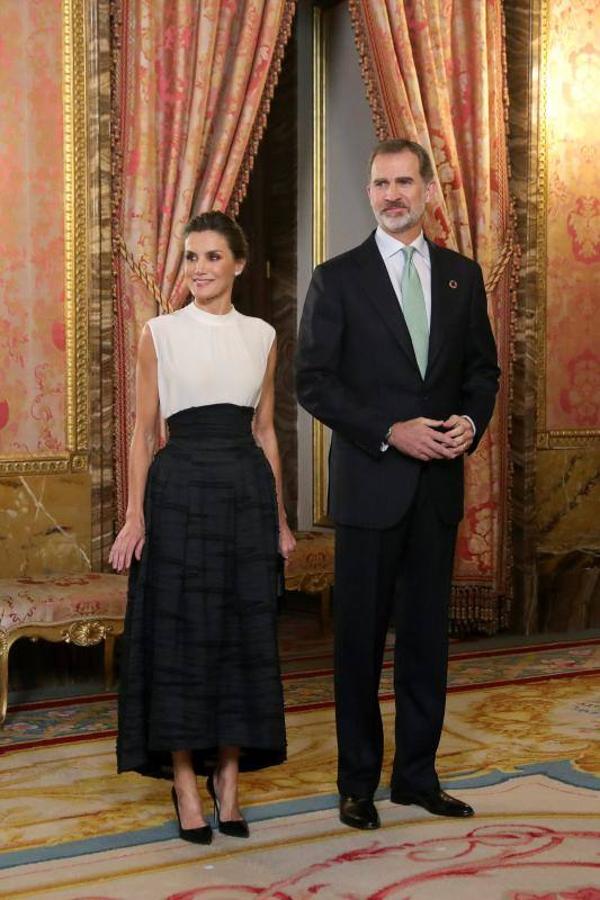 La Reina Letizia impresionó con su look elegido para la recepción de los invitados a la conferencia sobre el Cambio Climático. Un estilismo que integraba una falda de H&M Conscious reciclada, que combinó a la perfección con una blusa blanca de Hugo Boss y unos stilettos negros de Manolo Blahnik.