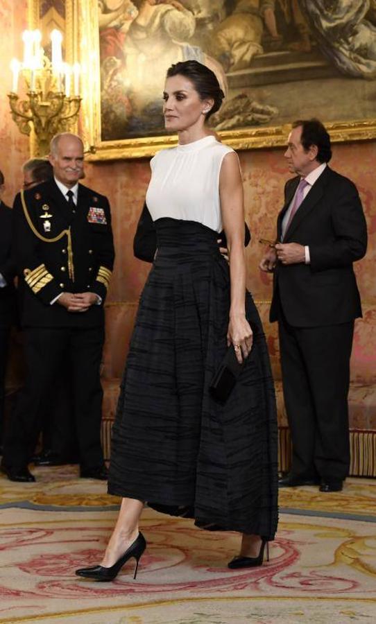 La Reina Letizia impresionó con su look elegido para la recepción de los invitados a la conferencia sobre el Cambio Climático. Un estilismo que integraba una falda de H&M Conscious reciclada, que combinó a la perfección con una blusa blanca de Hugo Boss y unos stilettos negros de Manolo Blahnik.