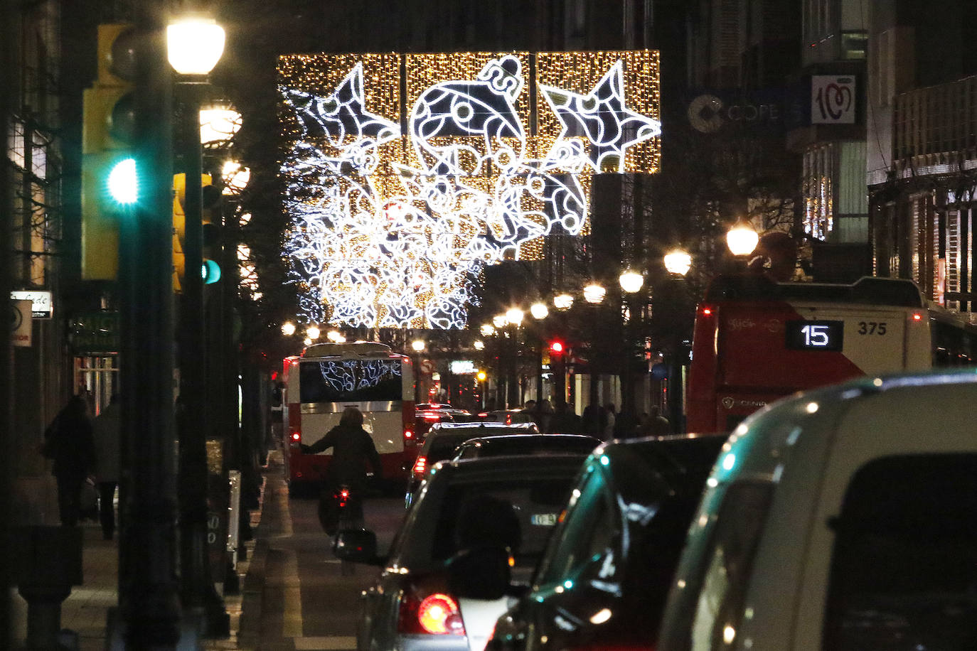 170 calles de la ciudad, cuarenta más que el año pasado, dan color a las fiestas navideñas.