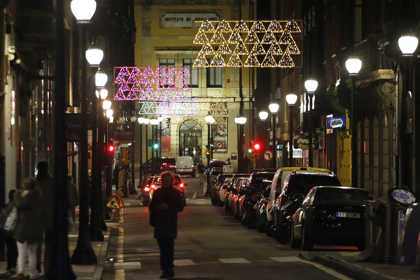 170 calles de la ciudad, cuarenta más que el año pasado, dan color a las fiestas navideñas.