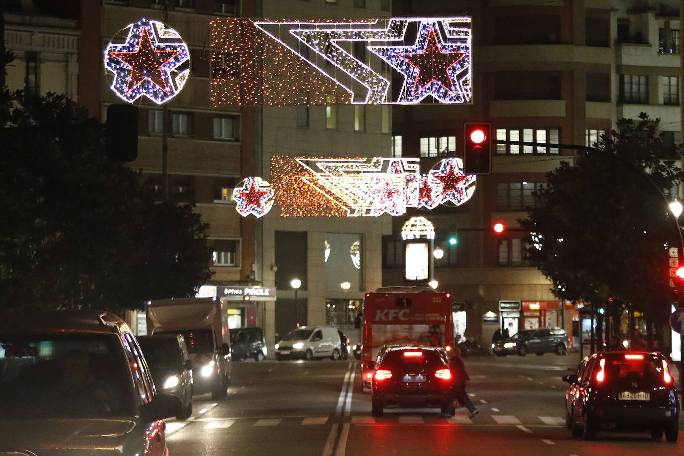 170 calles de la ciudad, cuarenta más que el año pasado, dan color a las fiestas navideñas.