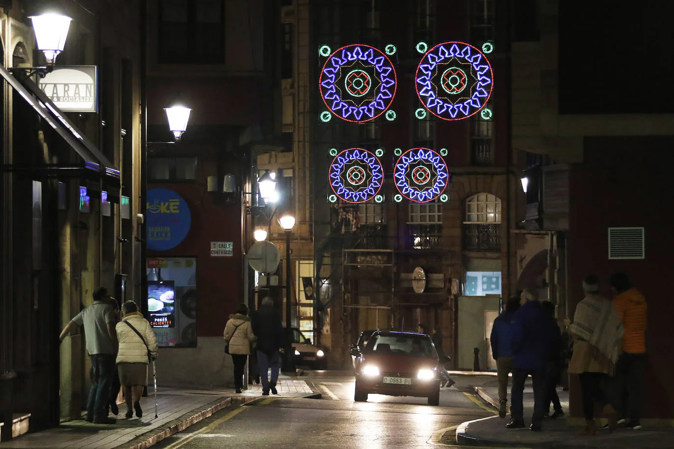 170 calles de la ciudad, cuarenta más que el año pasado, dan color a las fiestas navideñas.