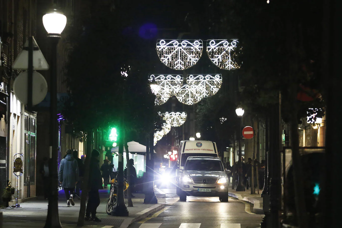 170 calles de la ciudad, cuarenta más que el año pasado, dan color a las fiestas navideñas.