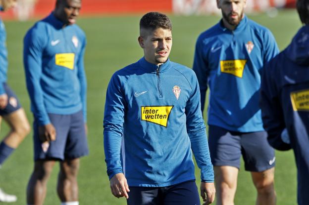 Bertín, en el centro de la imagen, con Neftali y Álvaro Vázquez detrás. 